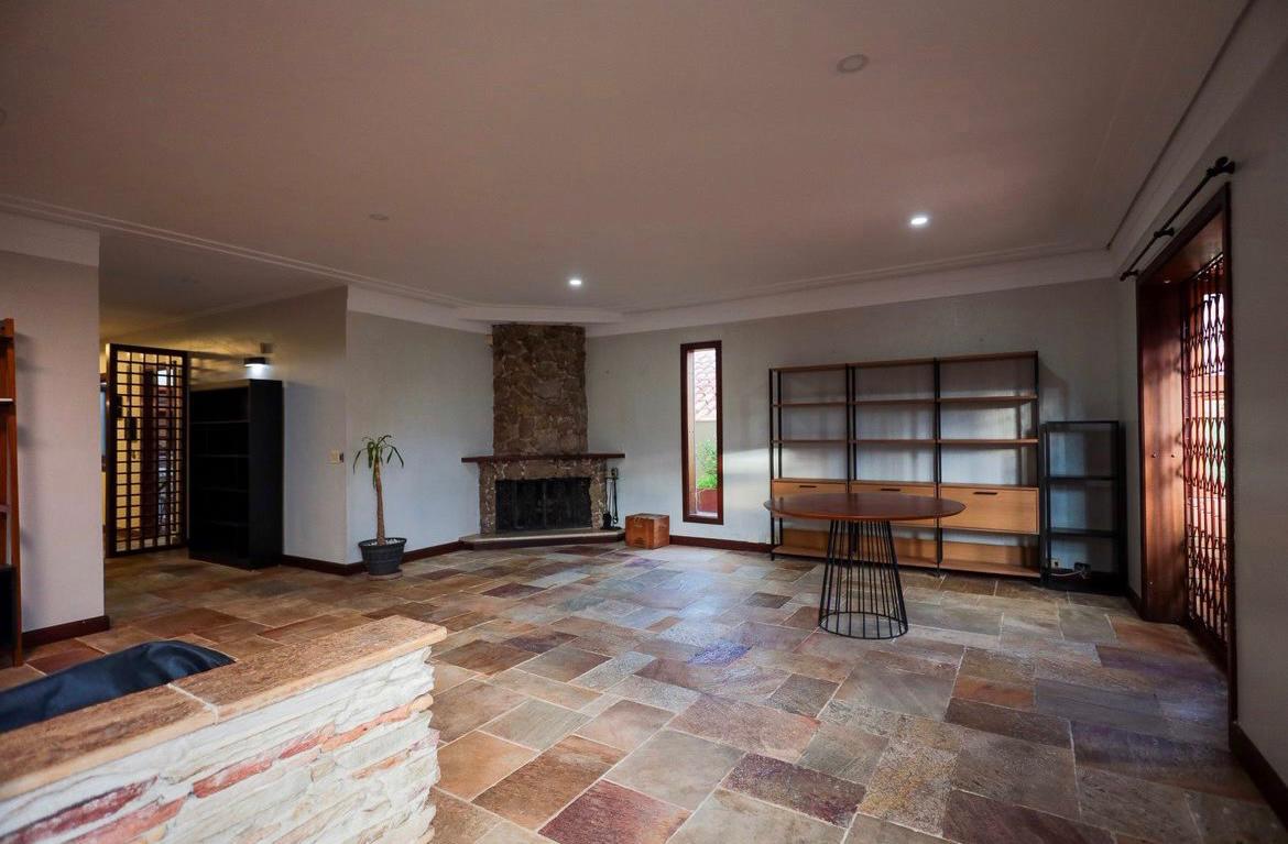 EXCLUSIVA CASA RÚSTICA COM PISCINA EM BOLSÃO FECHADO NA GRANJA VIANA – 350M² CONSTRUÍDOS