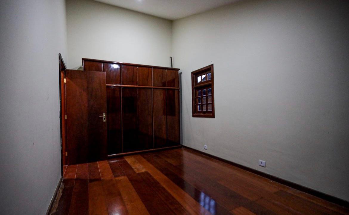 EXCLUSIVA CASA RÚSTICA COM PISCINA EM BOLSÃO FECHADO NA GRANJA VIANA – 350M² CONSTRUÍDOS