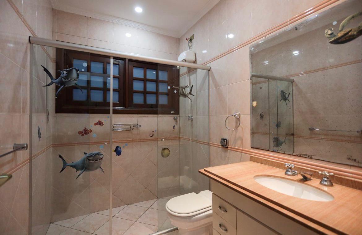 EXCLUSIVA CASA RÚSTICA COM PISCINA EM BOLSÃO FECHADO NA GRANJA VIANA – 350M² CONSTRUÍDOS