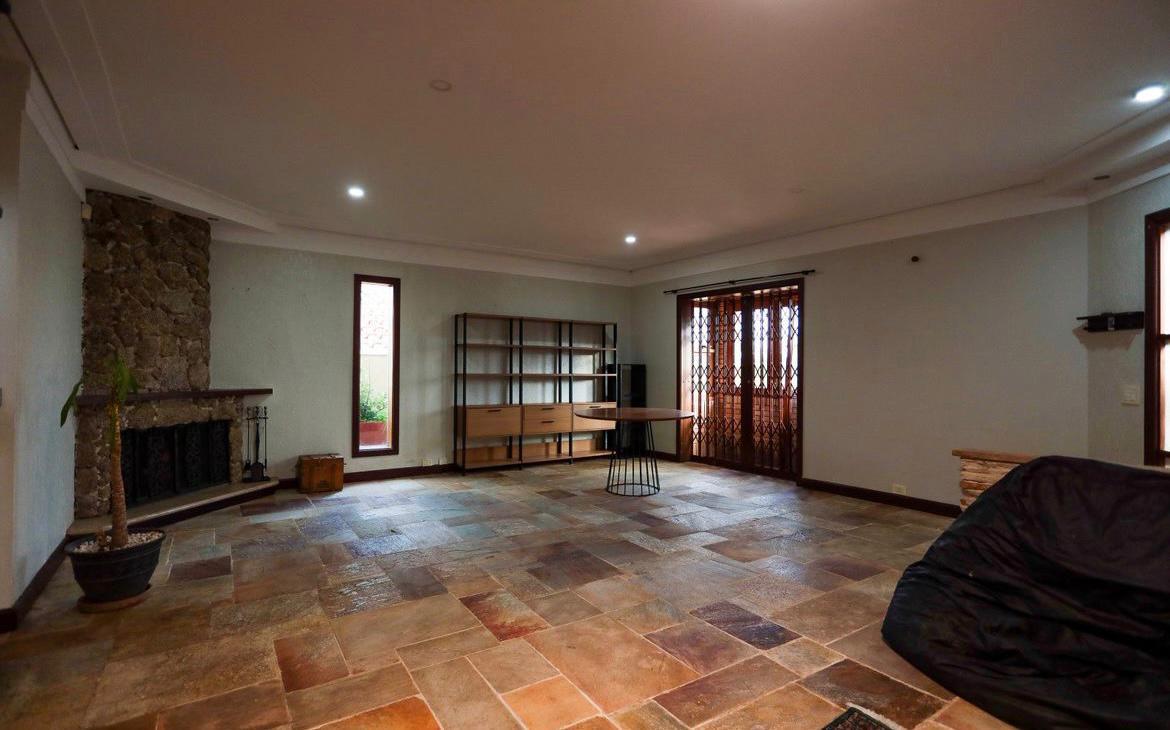 EXCLUSIVA CASA RÚSTICA COM PISCINA EM BOLSÃO FECHADO NA GRANJA VIANA – 350M² CONSTRUÍDOS