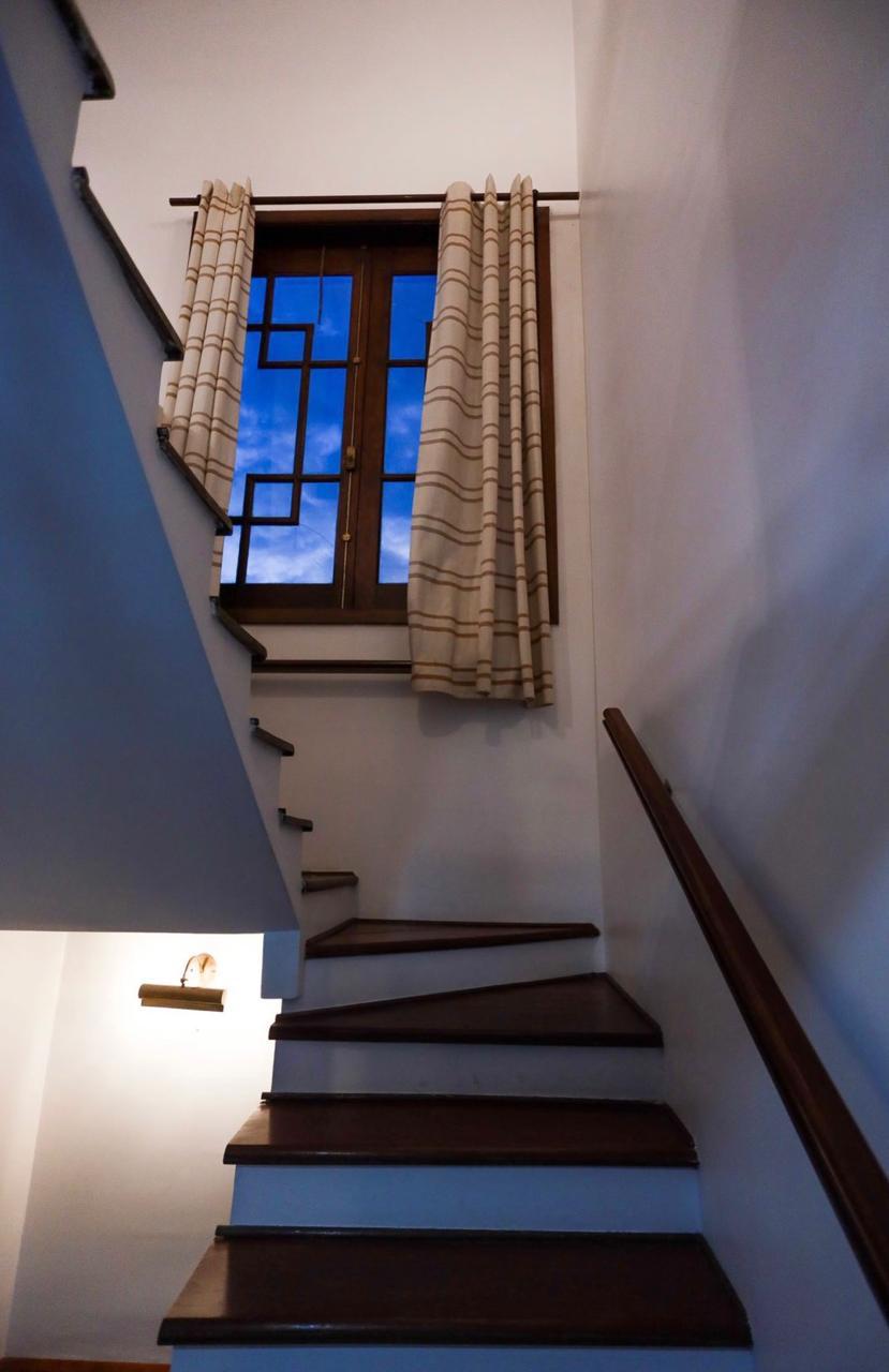 EXCLUSIVA CASA RÚSTICA COM PISCINA EM BOLSÃO FECHADO NA GRANJA VIANA – 350M² CONSTRUÍDOS