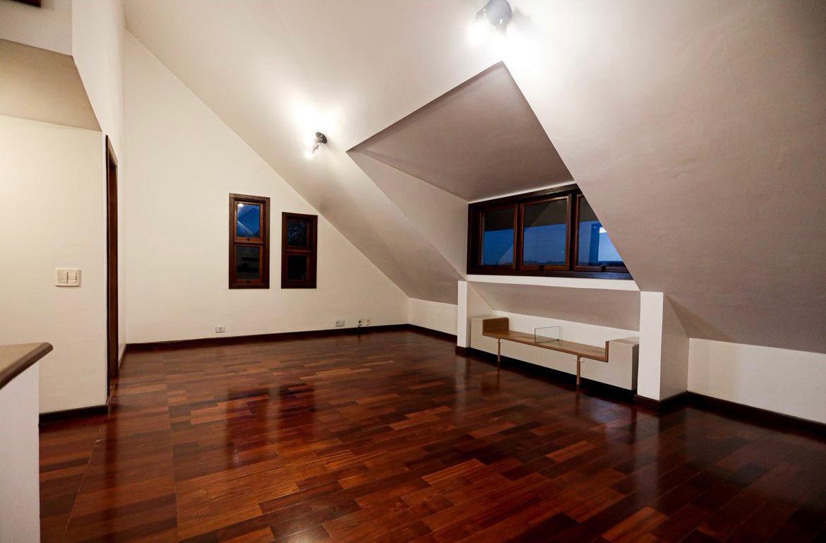 EXCLUSIVA CASA RÚSTICA COM PISCINA EM BOLSÃO FECHADO NA GRANJA VIANA – 350M² CONSTRUÍDOS
