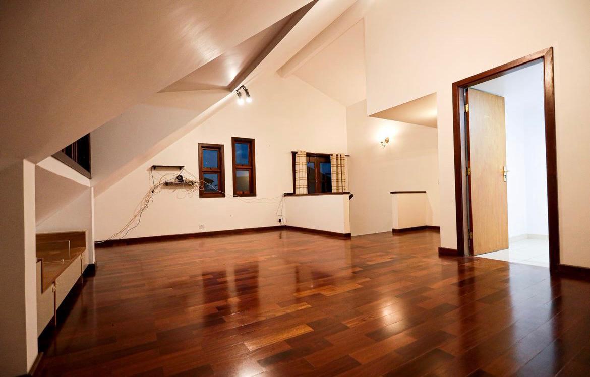 EXCLUSIVA CASA RÚSTICA COM PISCINA EM BOLSÃO FECHADO NA GRANJA VIANA – 350M² CONSTRUÍDOS