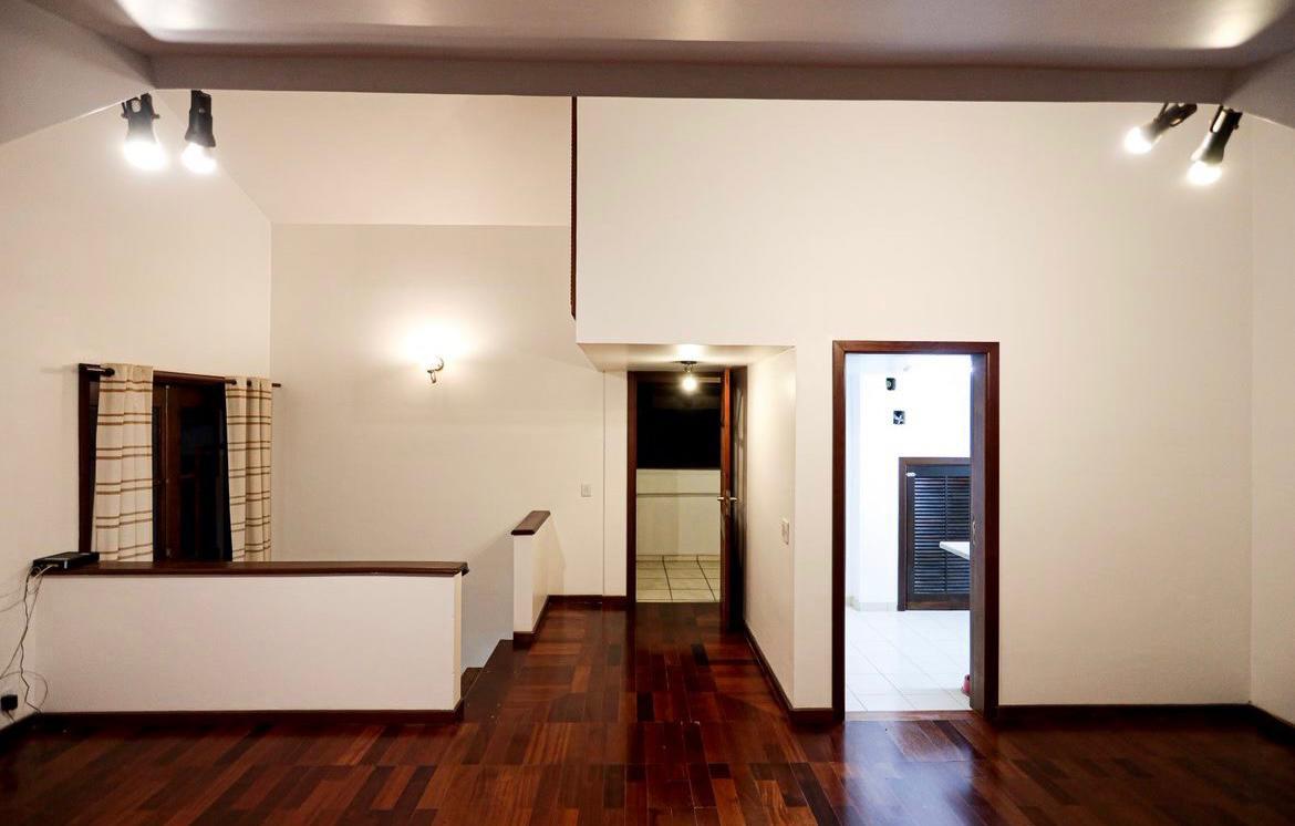 EXCLUSIVA CASA RÚSTICA COM PISCINA EM BOLSÃO FECHADO NA GRANJA VIANA – 350M² CONSTRUÍDOS