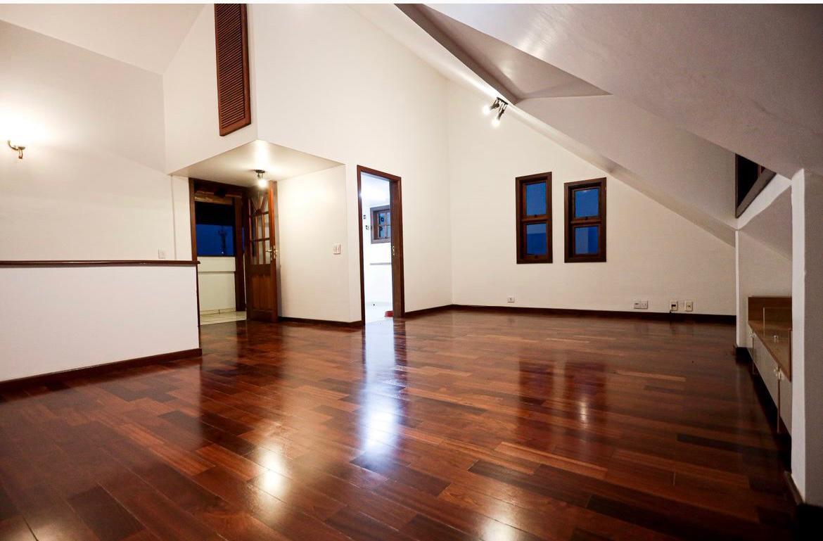 EXCLUSIVA CASA RÚSTICA COM PISCINA EM BOLSÃO FECHADO NA GRANJA VIANA – 350M² CONSTRUÍDOS