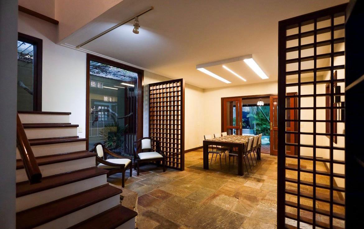 EXCLUSIVA CASA RÚSTICA COM PISCINA EM BOLSÃO FECHADO NA GRANJA VIANA – 350M² CONSTRUÍDOS