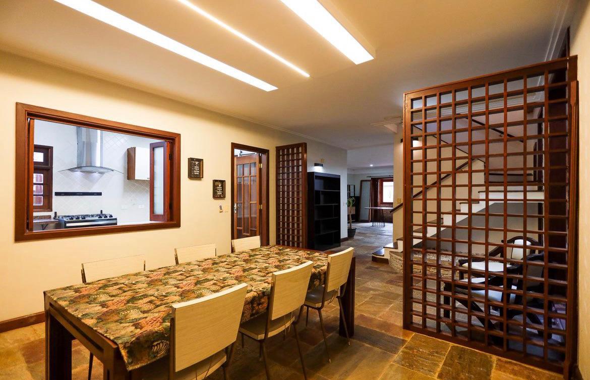 EXCLUSIVA CASA RÚSTICA COM PISCINA EM BOLSÃO FECHADO NA GRANJA VIANA – 350M² CONSTRUÍDOS