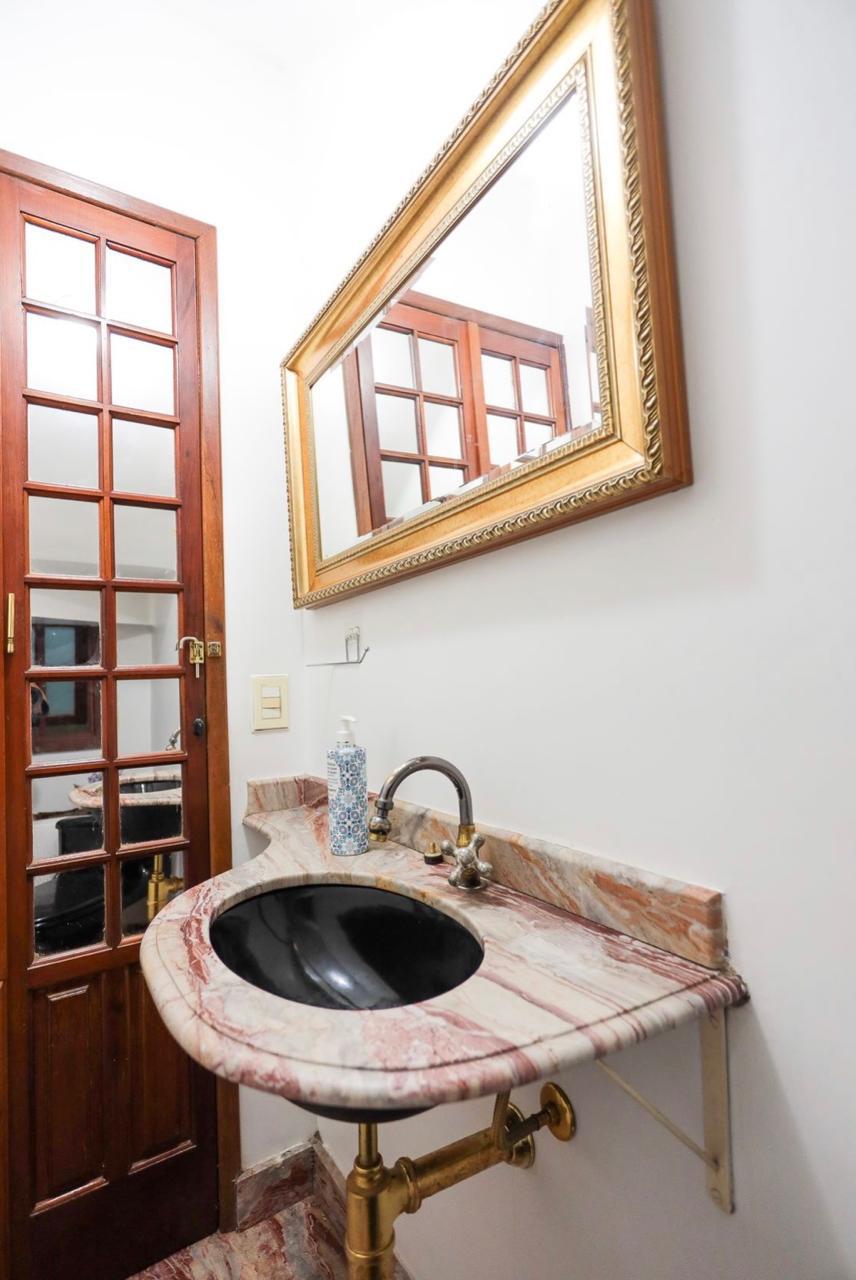 EXCLUSIVA CASA RÚSTICA COM PISCINA EM BOLSÃO FECHADO NA GRANJA VIANA – 350M² CONSTRUÍDOS