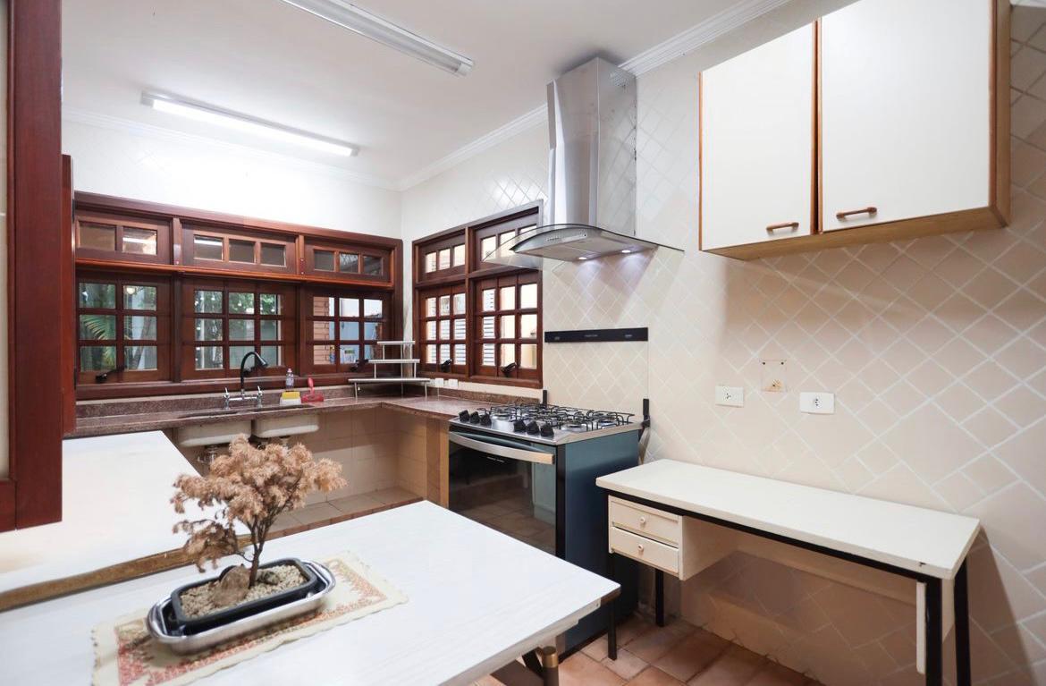 EXCLUSIVA CASA RÚSTICA COM PISCINA EM BOLSÃO FECHADO NA GRANJA VIANA – 350M² CONSTRUÍDOS