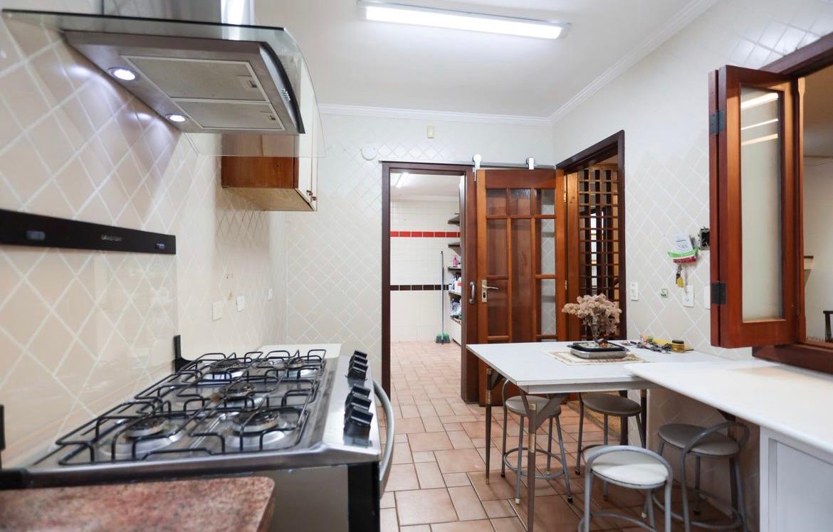 EXCLUSIVA CASA RÚSTICA COM PISCINA EM BOLSÃO FECHADO NA GRANJA VIANA – 350M² CONSTRUÍDOS