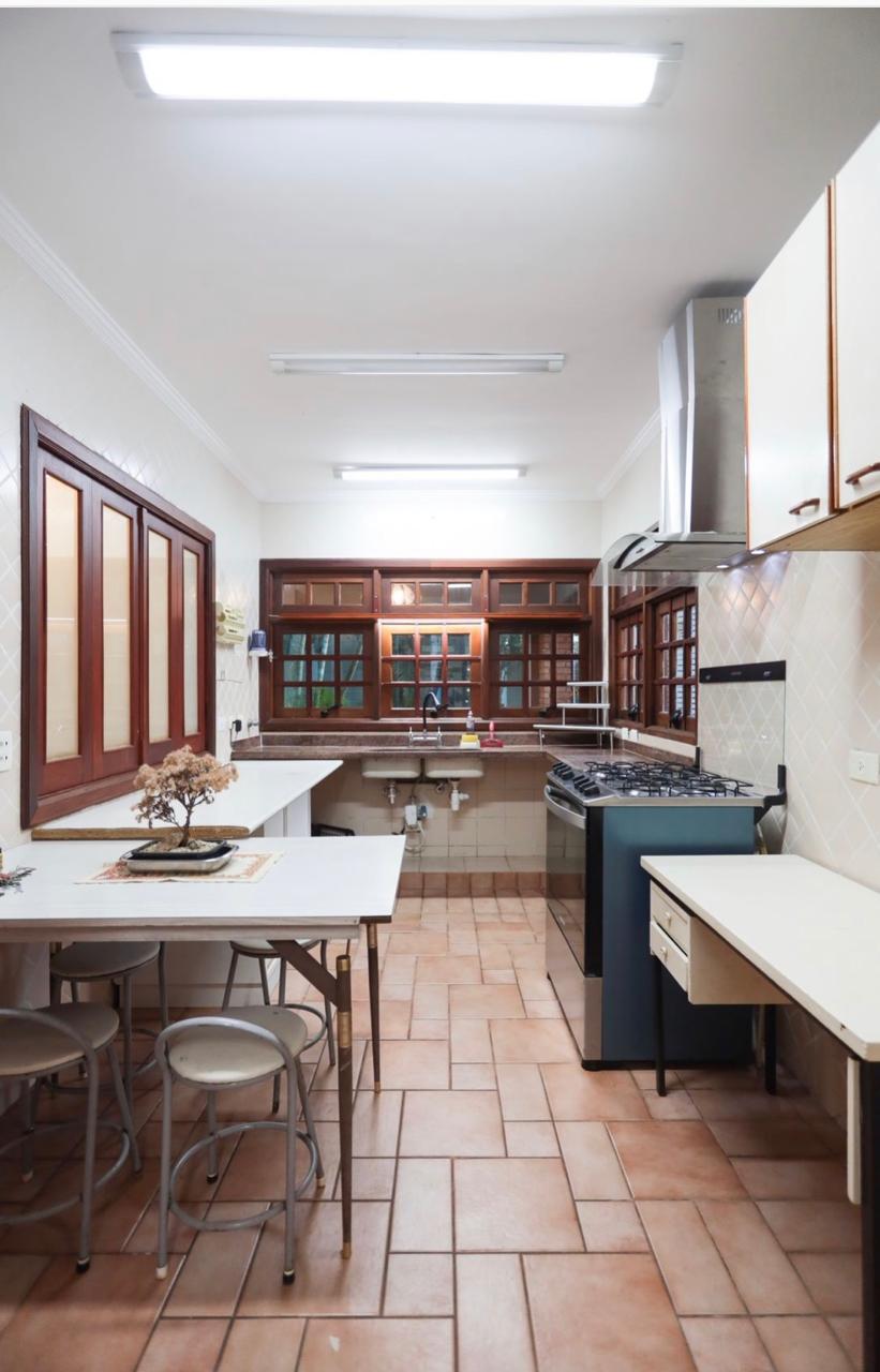 EXCLUSIVA CASA RÚSTICA COM PISCINA EM BOLSÃO FECHADO NA GRANJA VIANA – 350M² CONSTRUÍDOS