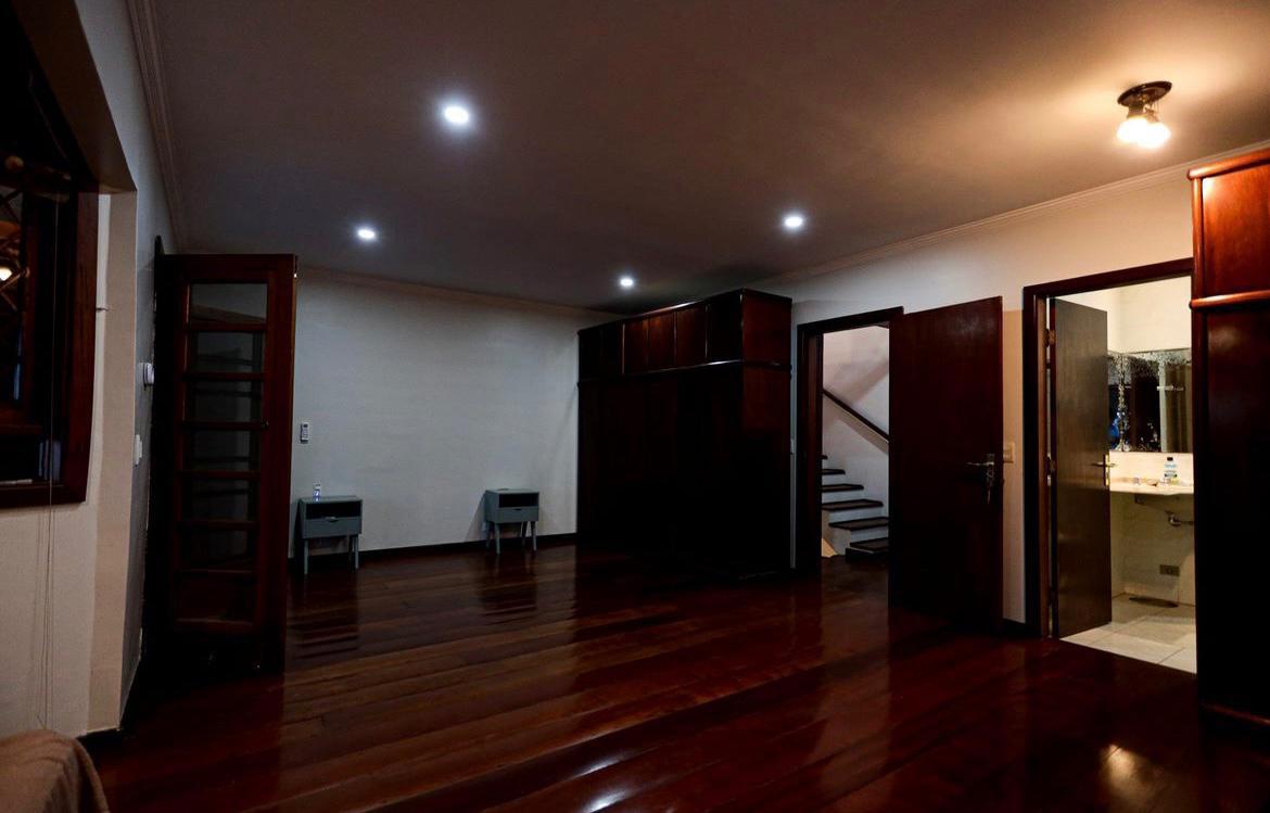 EXCLUSIVA CASA RÚSTICA COM PISCINA EM BOLSÃO FECHADO NA GRANJA VIANA – 350M² CONSTRUÍDOS