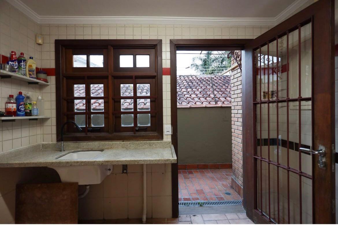 EXCLUSIVA CASA RÚSTICA COM PISCINA EM BOLSÃO FECHADO NA GRANJA VIANA – 350M² CONSTRUÍDOS