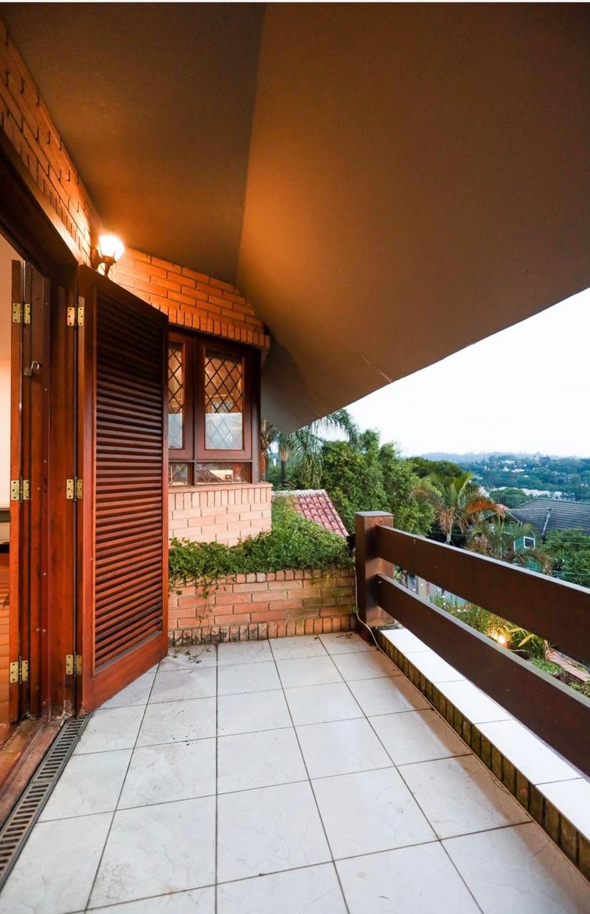 EXCLUSIVA CASA RÚSTICA COM PISCINA EM BOLSÃO FECHADO NA GRANJA VIANA – 350M² CONSTRUÍDOS