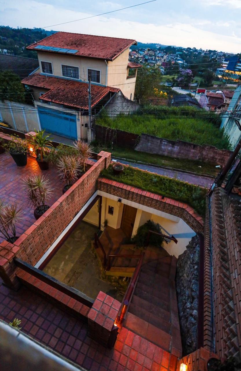 EXCLUSIVA CASA RÚSTICA COM PISCINA EM BOLSÃO FECHADO NA GRANJA VIANA – 350M² CONSTRUÍDOS