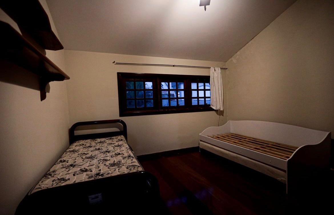 EXCLUSIVA CASA RÚSTICA COM PISCINA EM BOLSÃO FECHADO NA GRANJA VIANA – 350M² CONSTRUÍDOS
