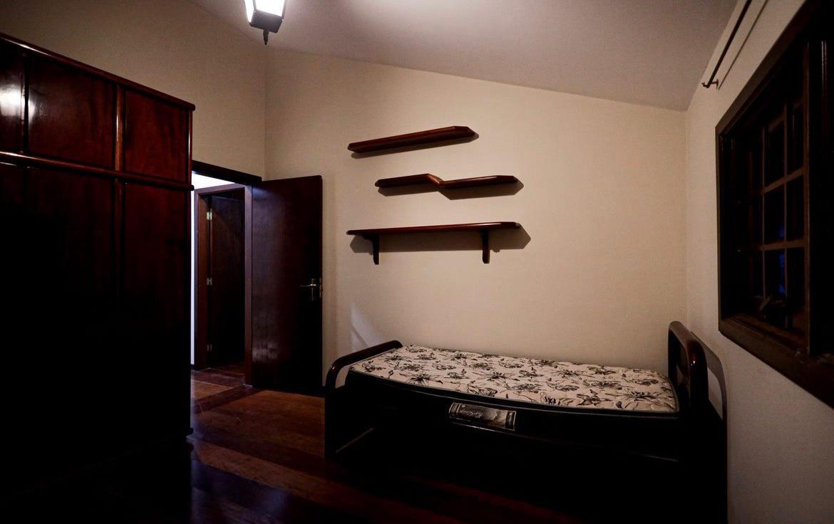 EXCLUSIVA CASA RÚSTICA COM PISCINA EM BOLSÃO FECHADO NA GRANJA VIANA – 350M² CONSTRUÍDOS