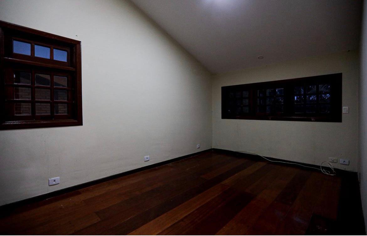 EXCLUSIVA CASA RÚSTICA COM PISCINA EM BOLSÃO FECHADO NA GRANJA VIANA – 350M² CONSTRUÍDOS