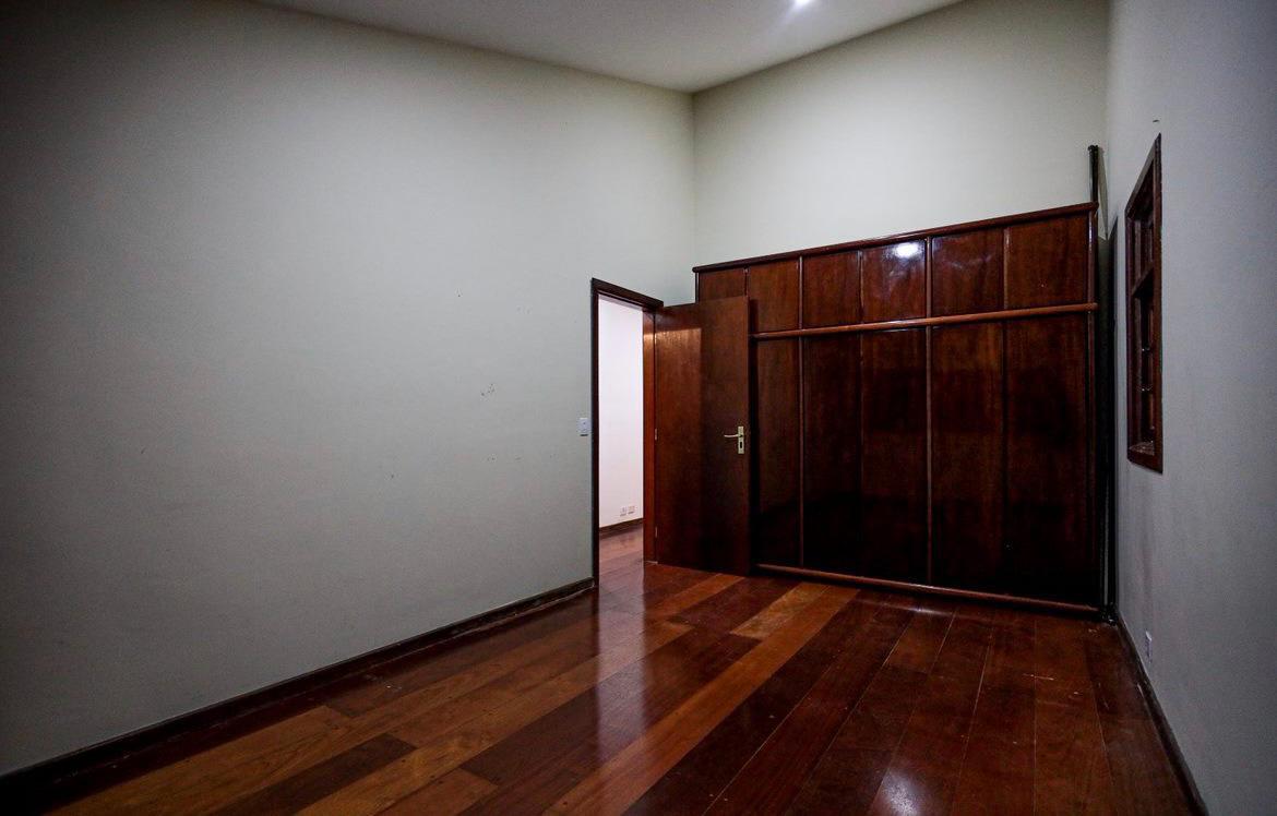 EXCLUSIVA CASA RÚSTICA COM PISCINA EM BOLSÃO FECHADO NA GRANJA VIANA – 350M² CONSTRUÍDOS