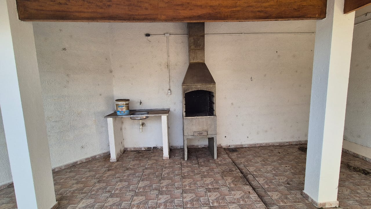 CASA À VENDA NO MELHOR BOLSÃO DA GRANJA VIANA – AO LADO DO COLÉGIO RIO BRANCO