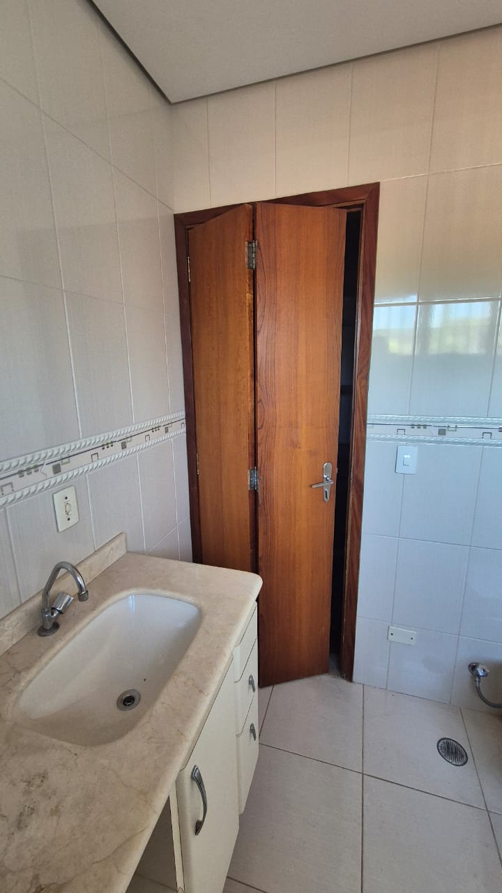 CASA À VENDA NO MELHOR BOLSÃO DA GRANJA VIANA – AO LADO DO COLÉGIO RIO BRANCO