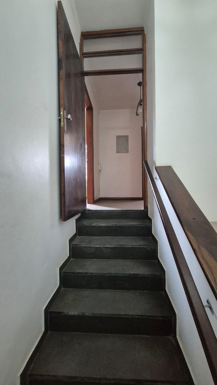 CASA À VENDA NO MELHOR BOLSÃO DA GRANJA VIANA – AO LADO DO COLÉGIO RIO BRANCO