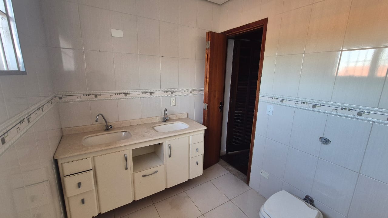 CASA À VENDA NO MELHOR BOLSÃO DA GRANJA VIANA – AO LADO DO COLÉGIO RIO BRANCO