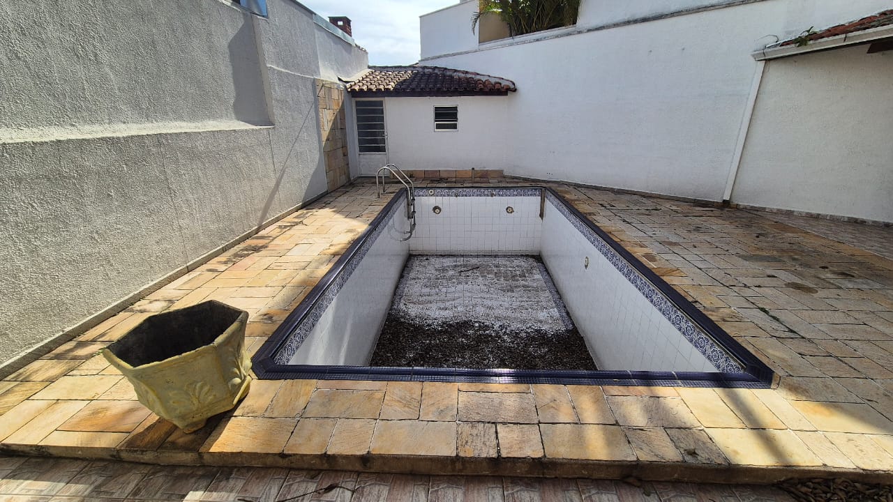 CASA À VENDA NO MELHOR BOLSÃO DA GRANJA VIANA – AO LADO DO COLÉGIO RIO BRANCO