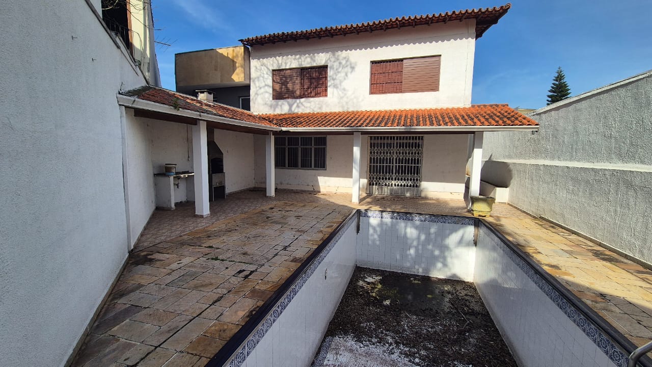 CASA À VENDA NO MELHOR BOLSÃO DA GRANJA VIANA – AO LADO DO COLÉGIO RIO BRANCO
