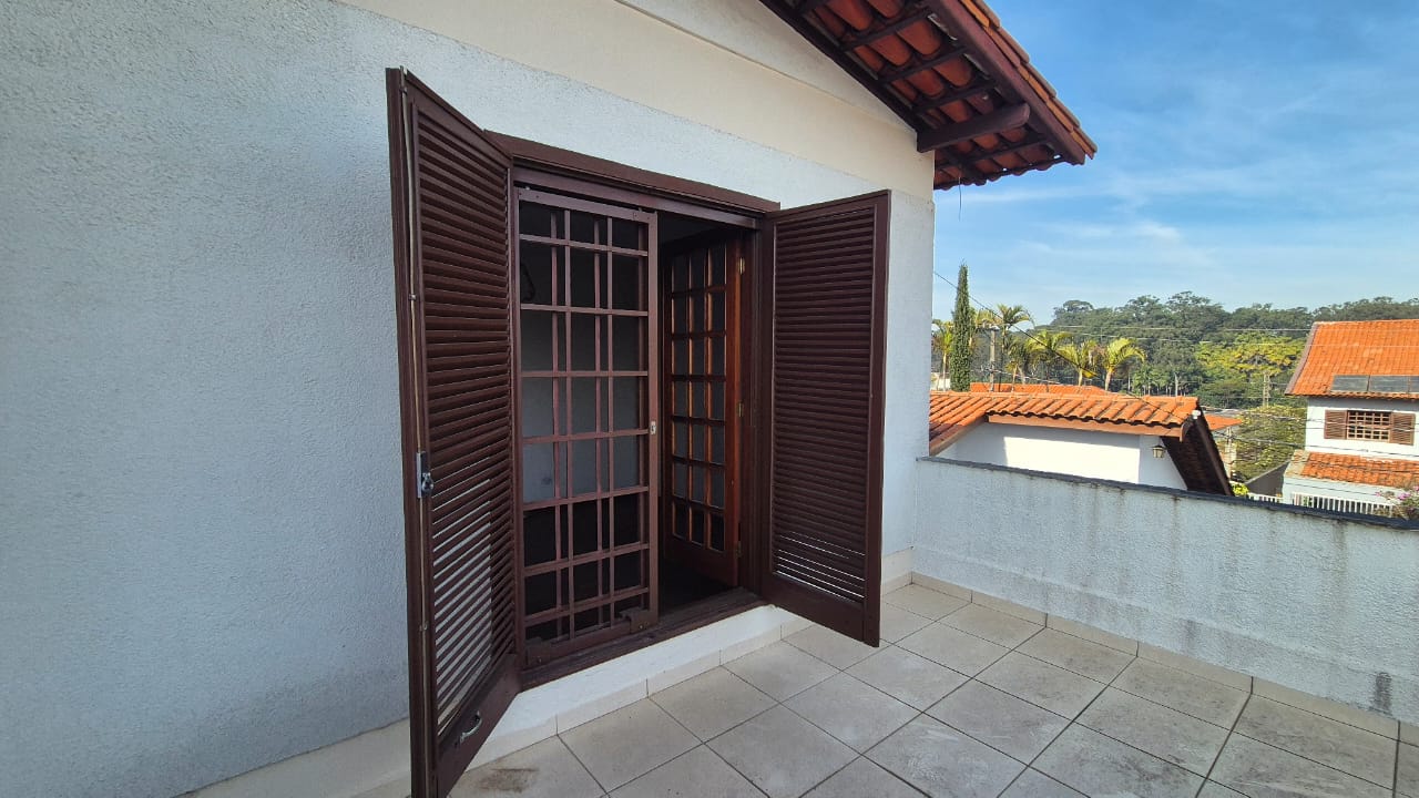CASA À VENDA NO MELHOR BOLSÃO DA GRANJA VIANA – AO LADO DO COLÉGIO RIO BRANCO