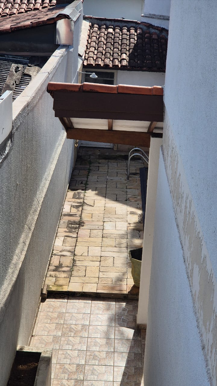 CASA À VENDA NO MELHOR BOLSÃO DA GRANJA VIANA – AO LADO DO COLÉGIO RIO BRANCO