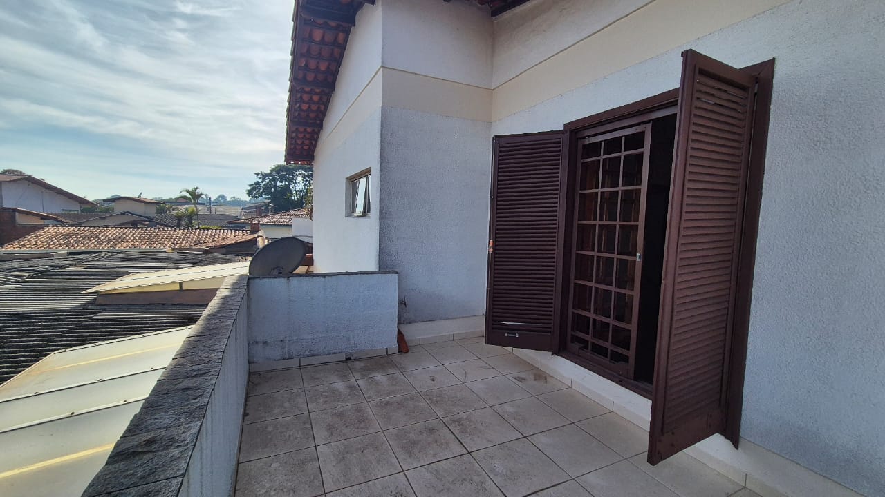 CASA À VENDA NO MELHOR BOLSÃO DA GRANJA VIANA – AO LADO DO COLÉGIO RIO BRANCO