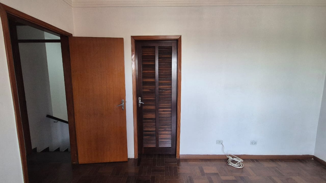 CASA À VENDA NO MELHOR BOLSÃO DA GRANJA VIANA – AO LADO DO COLÉGIO RIO BRANCO