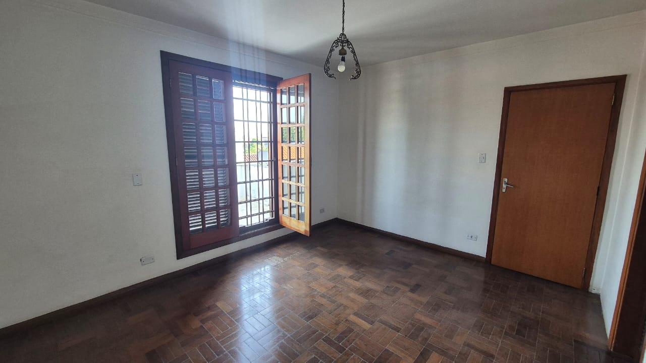 CASA À VENDA NO MELHOR BOLSÃO DA GRANJA VIANA – AO LADO DO COLÉGIO RIO BRANCO