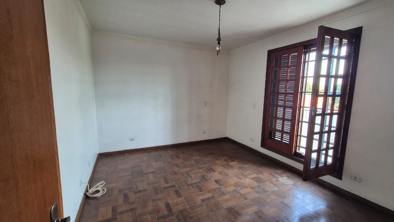 CASA À VENDA NO MELHOR BOLSÃO DA GRANJA VIANA – AO LADO DO COLÉGIO RIO BRANCO