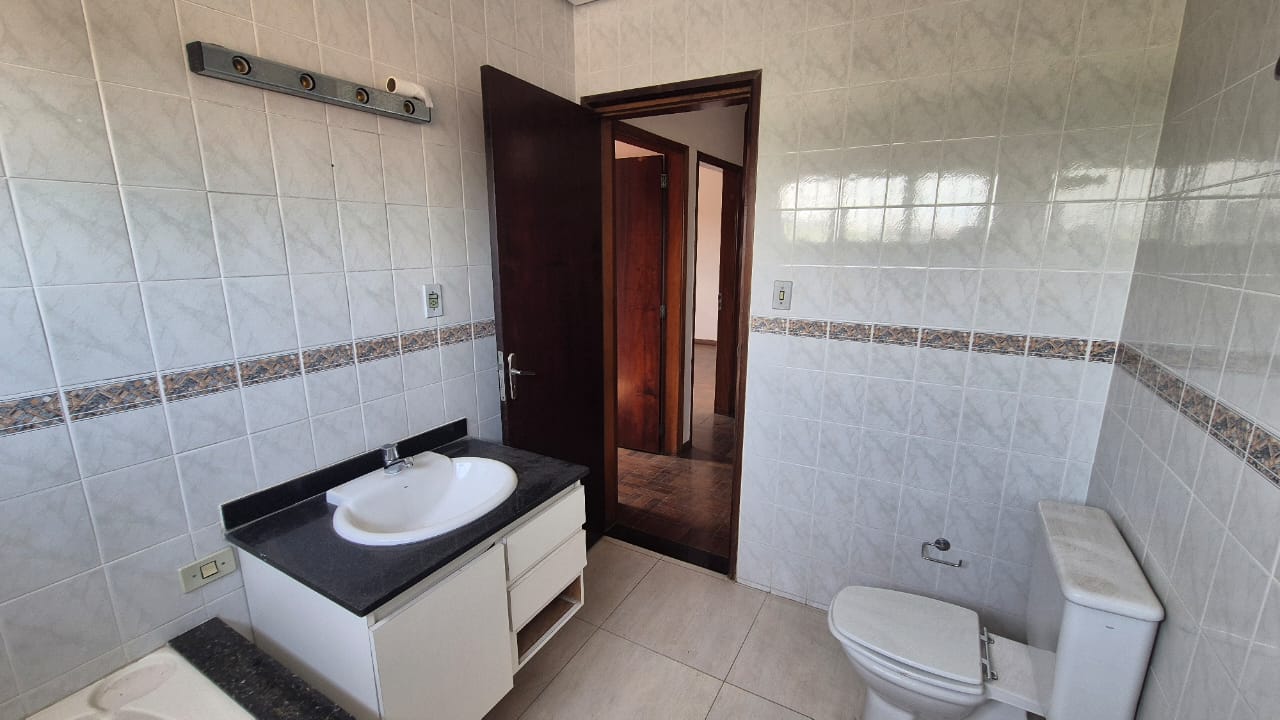CASA À VENDA NO MELHOR BOLSÃO DA GRANJA VIANA – AO LADO DO COLÉGIO RIO BRANCO