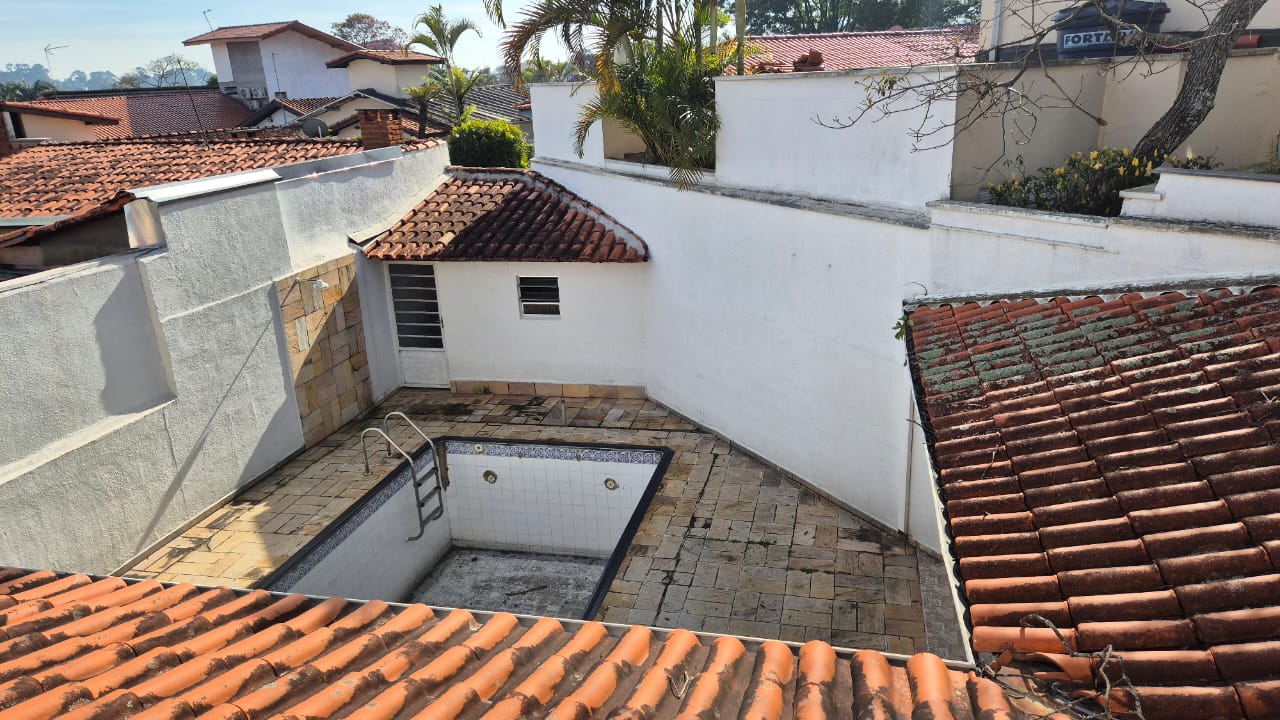 CASA À VENDA NO MELHOR BOLSÃO DA GRANJA VIANA – AO LADO DO COLÉGIO RIO BRANCO