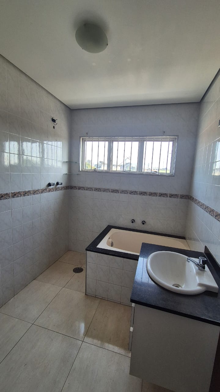 CASA À VENDA NO MELHOR BOLSÃO DA GRANJA VIANA – AO LADO DO COLÉGIO RIO BRANCO