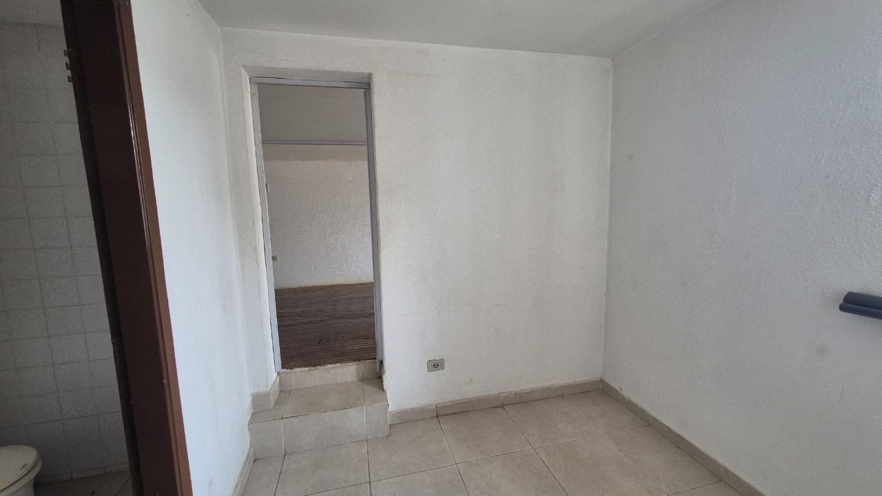 CASA À VENDA NO MELHOR BOLSÃO DA GRANJA VIANA – AO LADO DO COLÉGIO RIO BRANCO