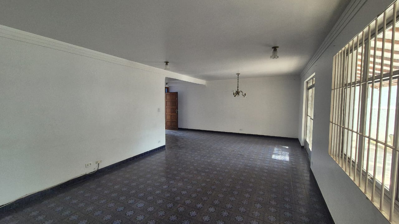 CASA À VENDA NO MELHOR BOLSÃO DA GRANJA VIANA – AO LADO DO COLÉGIO RIO BRANCO