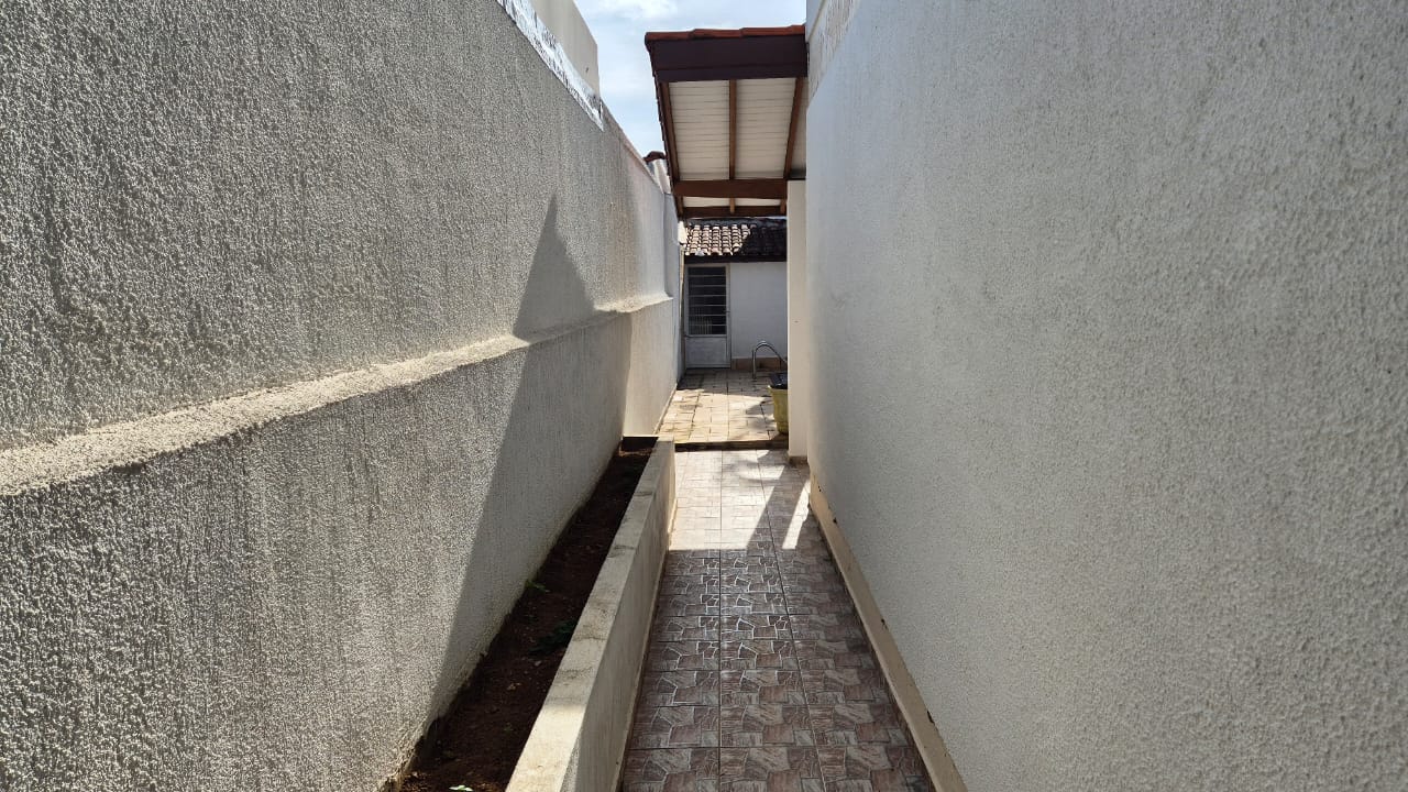 CASA À VENDA NO MELHOR BOLSÃO DA GRANJA VIANA – AO LADO DO COLÉGIO RIO BRANCO
