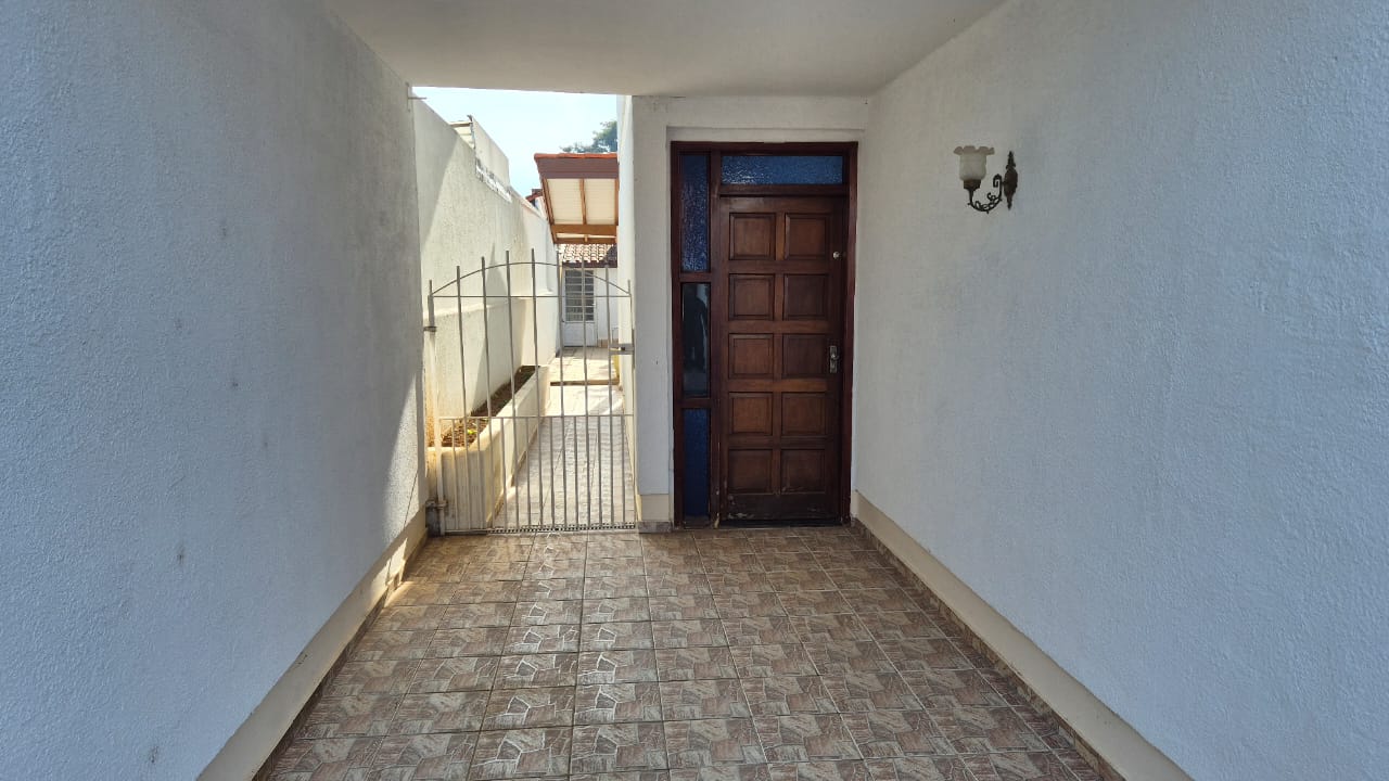 CASA À VENDA NO MELHOR BOLSÃO DA GRANJA VIANA – AO LADO DO COLÉGIO RIO BRANCO