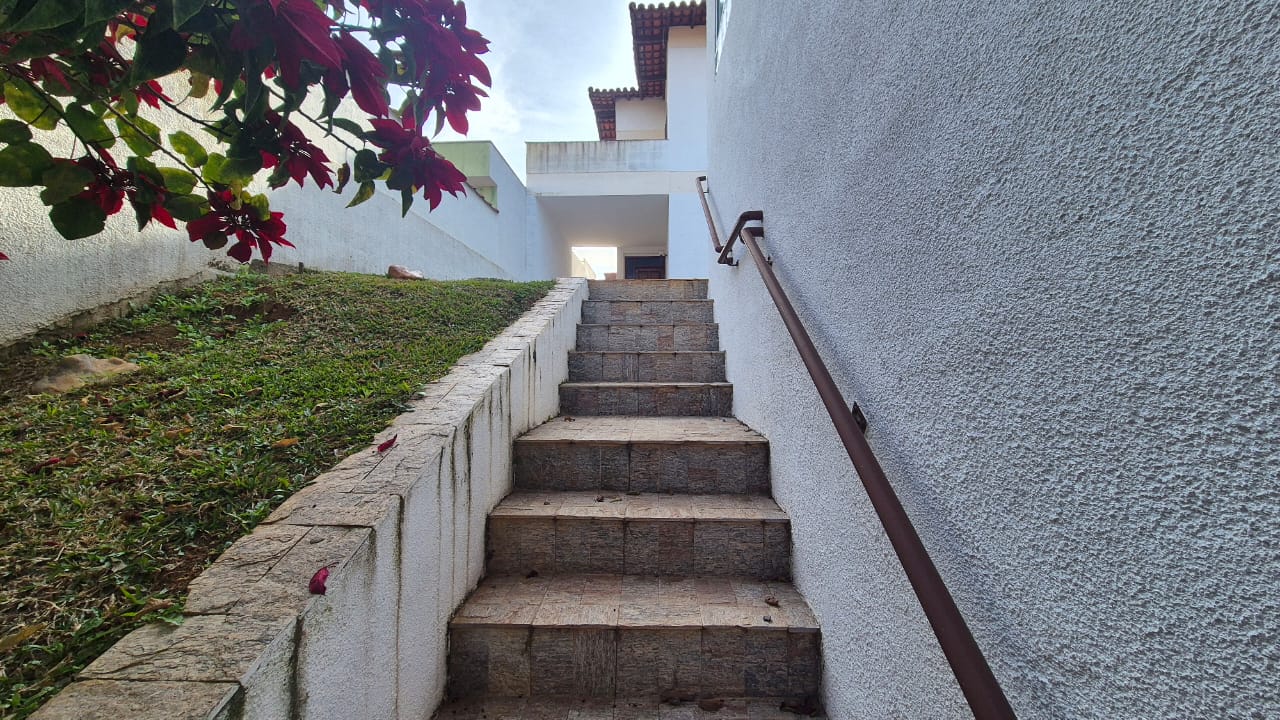 CASA À VENDA NO MELHOR BOLSÃO DA GRANJA VIANA – AO LADO DO COLÉGIO RIO BRANCO