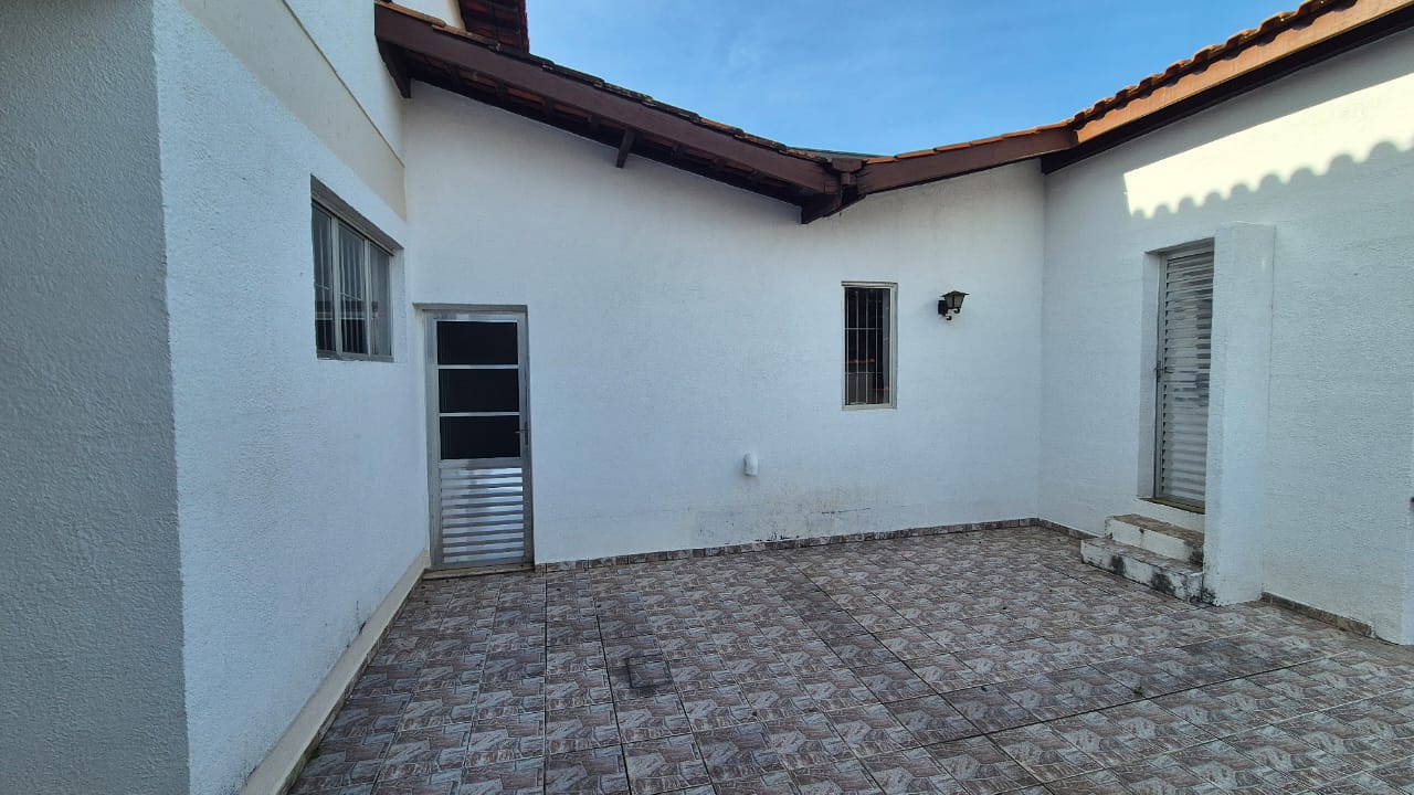 CASA À VENDA NO MELHOR BOLSÃO DA GRANJA VIANA – AO LADO DO COLÉGIO RIO BRANCO