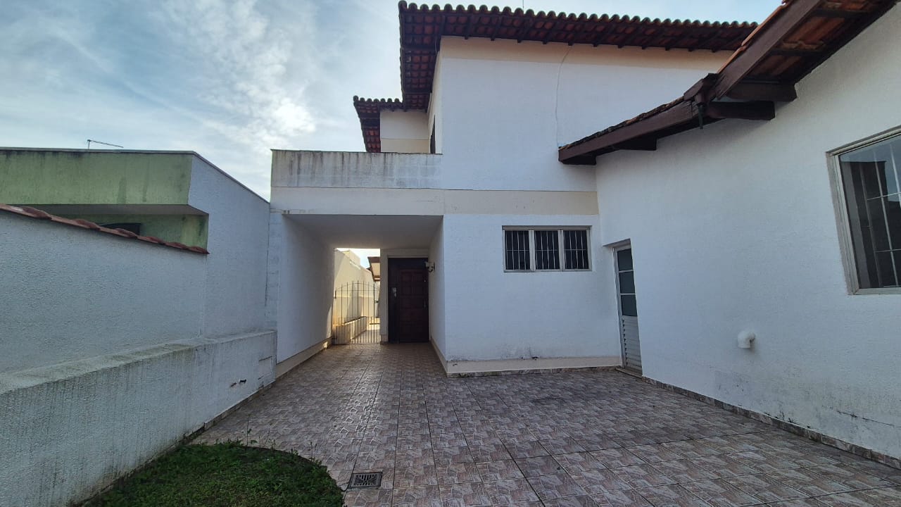 CASA À VENDA NO MELHOR BOLSÃO DA GRANJA VIANA – AO LADO DO COLÉGIO RIO BRANCO