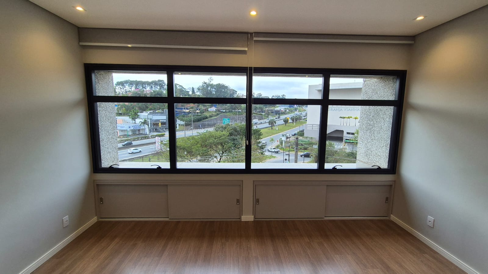 SALA COMERCIAL PARA LOCAÇÃO – AO LADO DO SHOPPING GRANJA VIANA