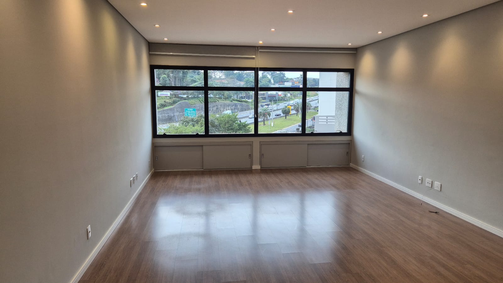 SALA COMERCIAL PARA LOCAÇÃO – AO LADO DO SHOPPING GRANJA VIANA