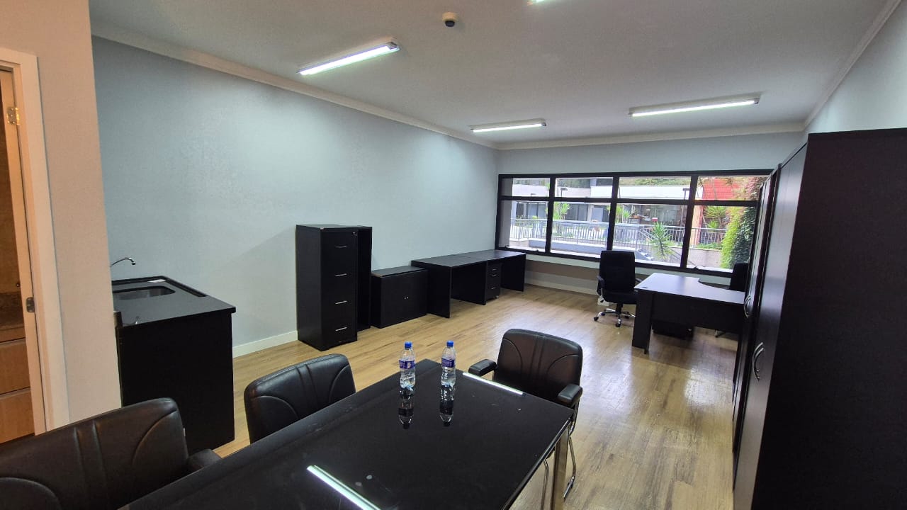 SALA COMERCIAL MOBILIADA PARA LOCAÇÃO – 42 M² NO 1º ANDAR – GRANJA VIANA