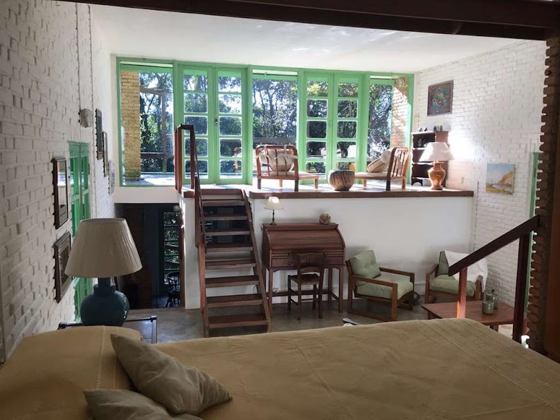 OPORTUNIDADE! Arquitetura autoral com forte pegada ecológica! ÚNICA e ESPECIAL!