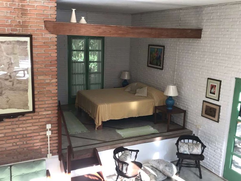OPORTUNIDADE! Arquitetura autoral com forte pegada ecológica! ÚNICA e ESPECIAL!